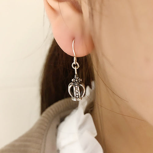 王冠ピアス